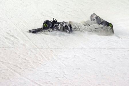 ハーフパイプ第５戦、男子決勝で転倒した平野歩夢（共同）