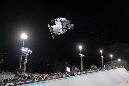 ハーフパイプ第５戦の男子決勝前、練習で調整する平野歩夢（共同）