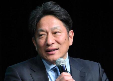 えっ？青学大・原晋監督が防衛大臣のイスに　満面笑みで小泉進次郎防省と記念撮影　学生に「政治秘書はどうだい？笑笑」