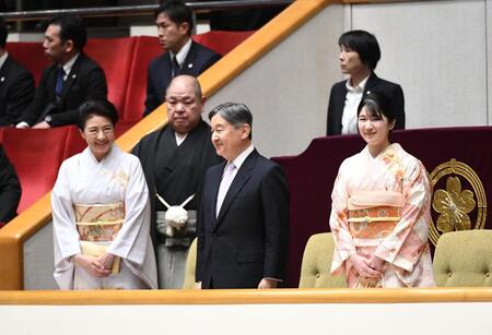 貴賓席にご到着された天皇、皇后両陛下と愛子内親王殿下（１８日）