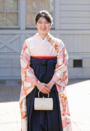 学習院大の卒業式に臨まれる天皇、皇后両陛下の長女愛子さま＝２０日午前、東京都豊島区