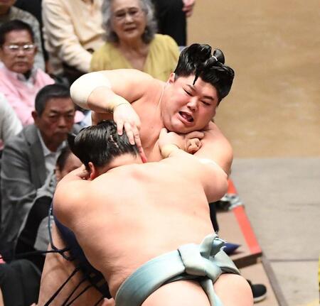 　琴勝峰に押し出しで敗れた阿炎（撮影・園田高夫）