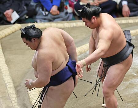 　若元春（右）に寄り切りで敗れた大の里