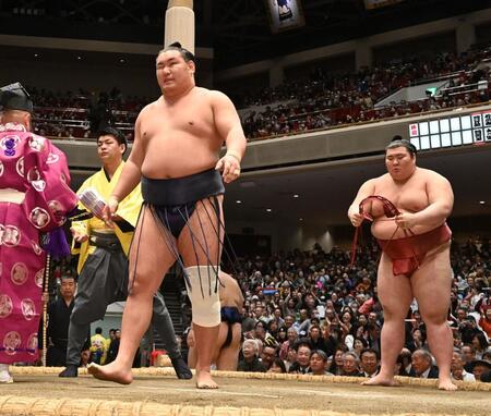 熱海富士（右）に押敗れ顔をしかめる豊昇龍＝両国国技館（撮影・持木克友）