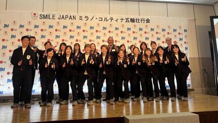 五輪壮行会に出席したアイスホッケー女子日本代表「スマイルジャパン」とアレックス・ラミレス理事