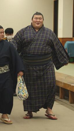 豊昇龍を破り明るい表情で引き上げる熱海富士