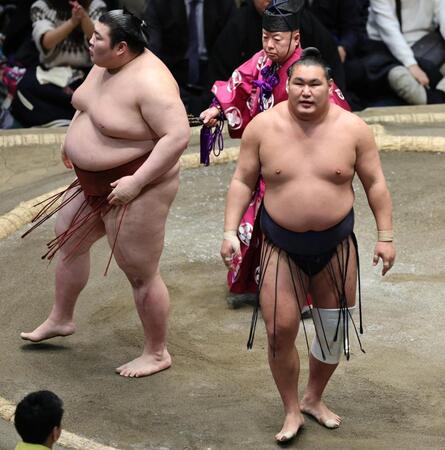 熱海富士（左）に押し出しで敗れた豊昇龍