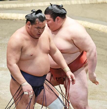 熱海富士（右）に押し出しで敗れた豊昇龍
