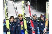 　トリノ五輪ジャンプ団体を６位で終えた（左から）岡部孝信、葛西紀明、一戸剛、伊東大貴（共同）＝２００６年２月