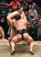 　伯乃富士（手前）に押し出しで敗れる大の里