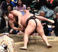 　霧島（手前）に寄り倒しで敗れる安青錦