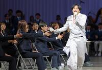 　カーリングの（左から）小林未奈、小野寺佳歩らとタッチする中島健人（右）