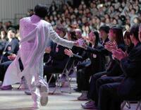 　中島健人（左）と笑顔でタッチする坂本花織、中井亜美（中央奥）ら＝撮影・吉澤敬太