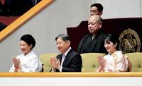 貴賓席で観戦される天皇、皇后両陛下と長女愛子さま（１８日）
