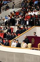 大相撲初場所を観戦される天皇、皇后両陛下と長女愛子さま　