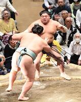 琴勝峰に押し出しで敗れた阿炎（右）＝両国国技館（撮影・園田高夫）