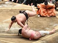 　逆とったりで宇良を下した霧島（撮影・園田高夫）