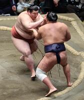 熱海富士（左）が押し出しで豊昇龍を破る