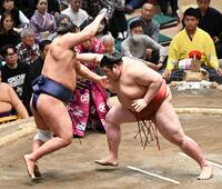　熱海富士（右）が押し出しで豊昇龍を破る