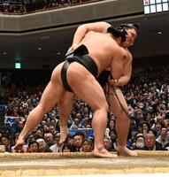 若元春（左）に寄り切られる大の里＝両国国技館（撮影・持木克友）