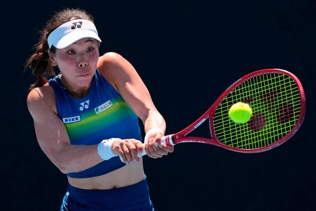 　女子シングルス１回戦でプレーする坂詰姫野（ＡＰ＝共同）