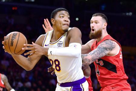 　ラプターズ戦でプレーするレーカーズの八村（左）＝ロサンゼルス（イマジンイメージズ・ロイター＝共同）