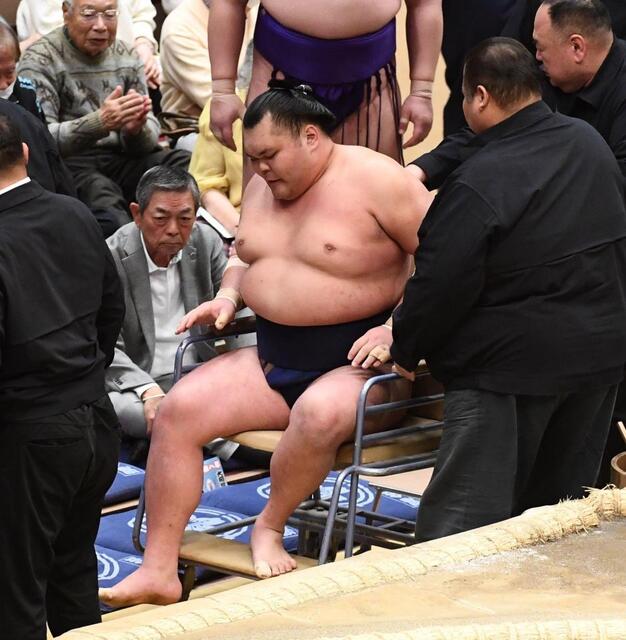 栃大海　土俵下に着地失敗で右膝負傷