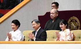 　大相撲初場所を観戦される天皇、皇后両陛下と長女愛子さま。後ろは八角理事長（撮影・園田高夫）