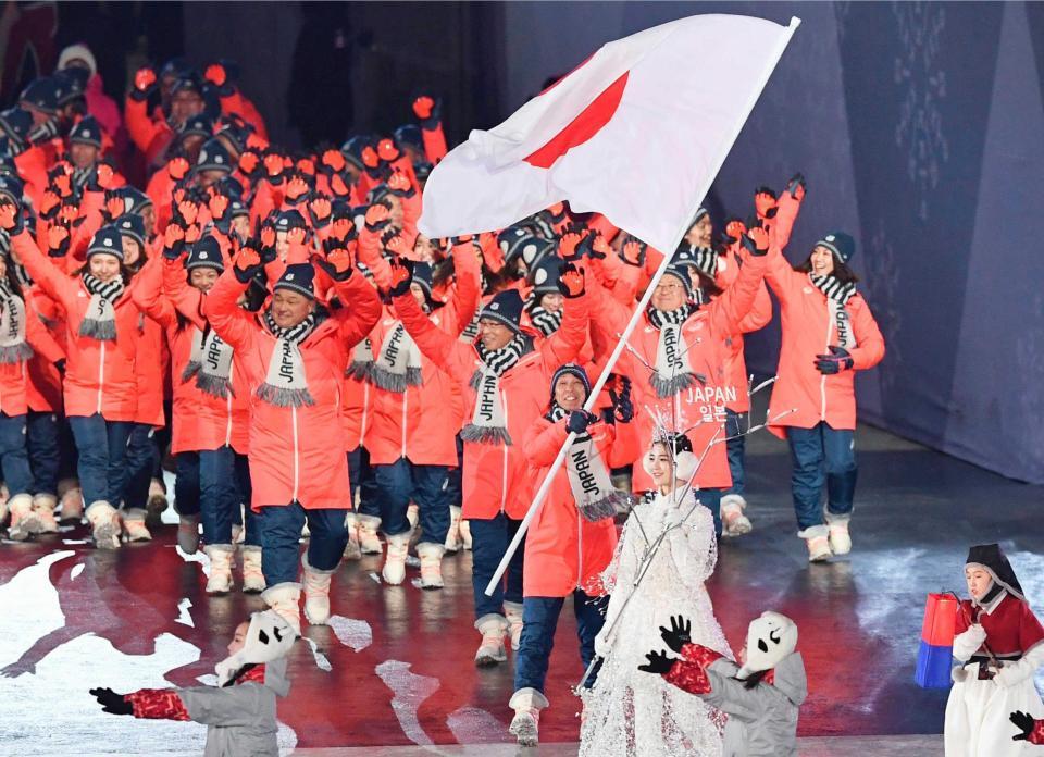 　平昌五輪の開会式で、旗手の葛西紀明を先頭に入場行進する日本選手団（共同）＝２０１８年２月