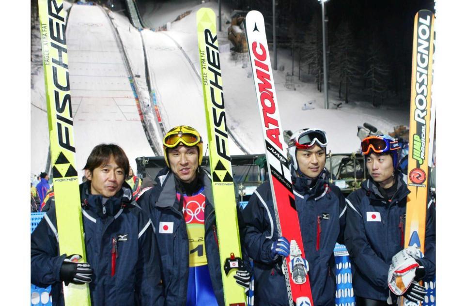 　トリノ五輪ジャンプ団体を６位で終えた（左から）岡部孝信、葛西紀明、一戸剛、伊東大貴（共同）＝２００６年２月