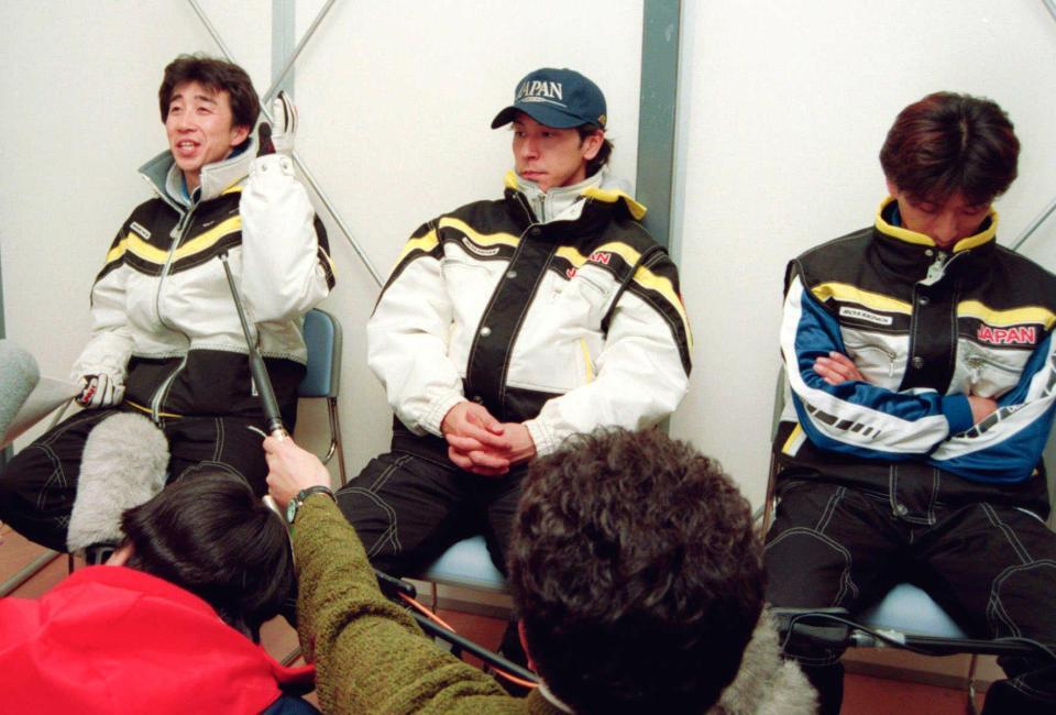 　長野五輪のノーマルヒルジャンプ終了後、記者会見する（左から）原田雅彦、葛西紀明、斎藤浩哉＝１９９８年２月