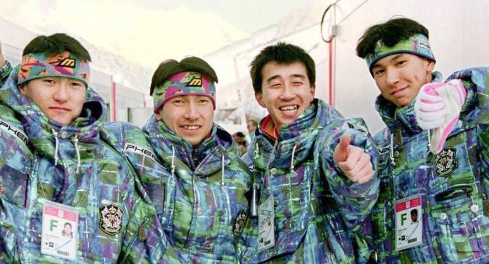 　アルベールビル五輪のスキージャンプ団体（ラージヒル）で４位に入賞した（左から）上原子次郎、須田健仁、原田雅彦、葛西紀明（共同）＝１９９２年２月