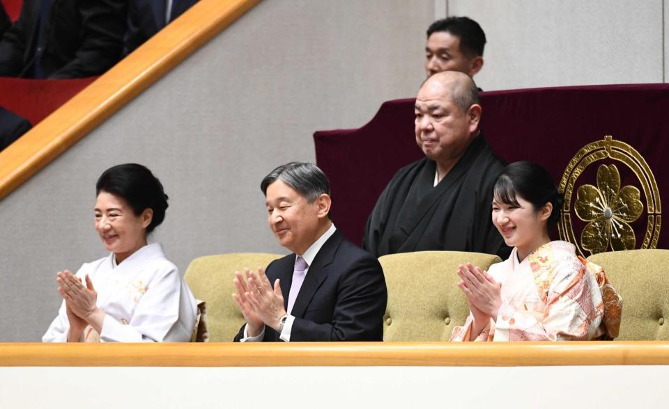 　大相撲初場所を観戦される天皇、皇后両陛下と長女愛子さま。後ろは八角理事長（撮影・園田高夫）
