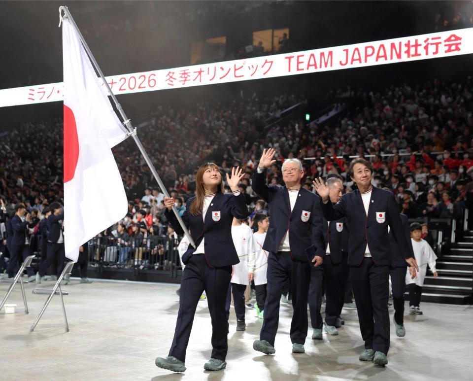 　壮行会で、国旗を持って登場した坂本花織（中央）ら（撮影・吉澤敬太）