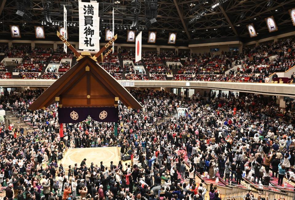 満員のファンが天皇皇后両陛下と愛子さまをお見送りする＝１８日