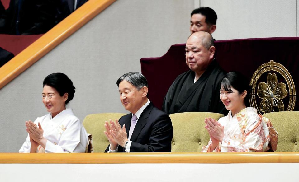 貴賓席で観戦される天皇、皇后両陛下と長女愛子さま（１８日）