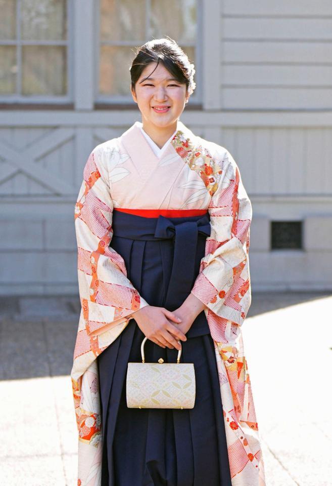 学習院大の卒業式に臨まれる天皇、皇后両陛下の長女愛子さま＝２０日午前、東京都豊島区