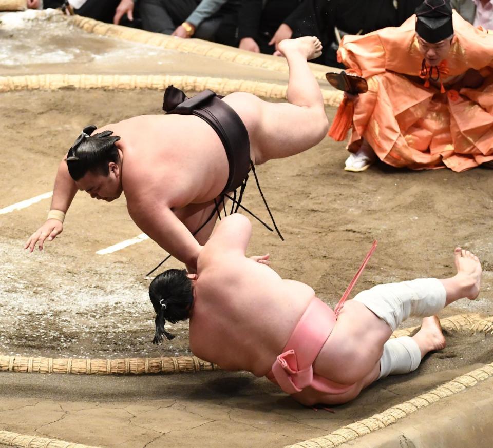 　逆とったりで宇良を下した霧島