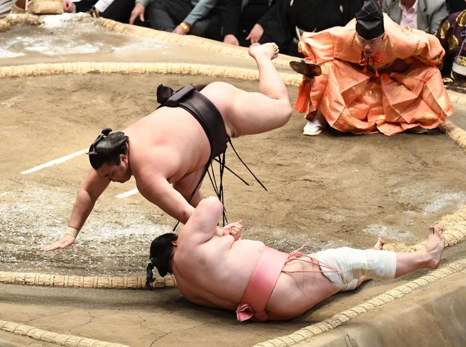 　逆とったりで宇良を下した霧島（撮影・園田高夫）