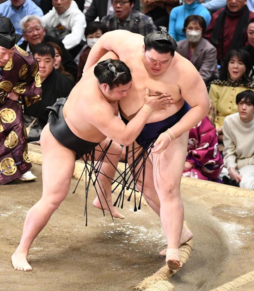 　若元春（左）に寄り切りで敗れ３敗目を喫した大の里（撮影・園田高夫）