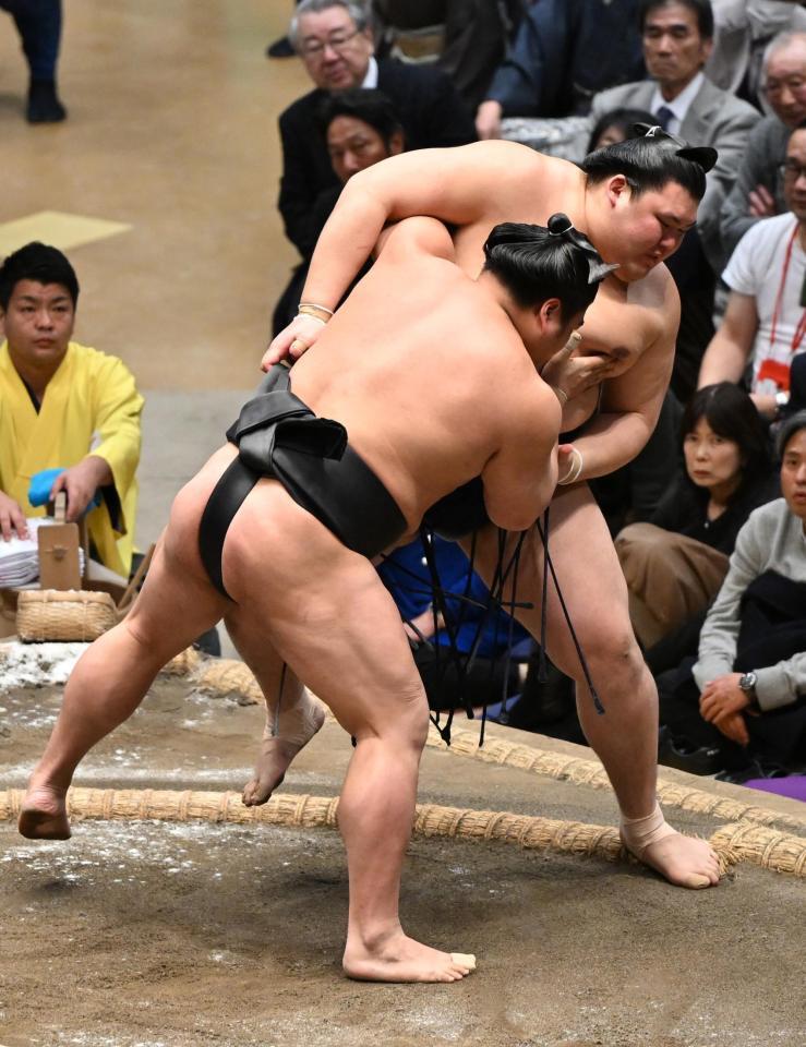　大の里（右）が寄り切りで若元春に敗れる＝両国国技館