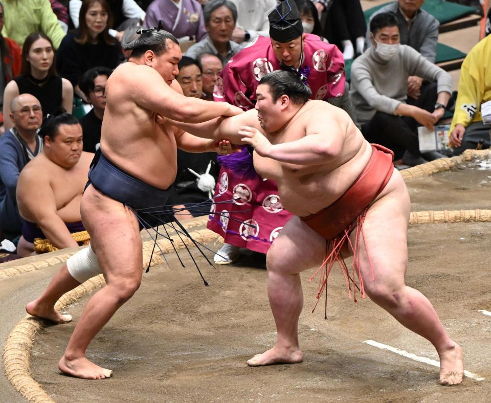 　熱海富士（右）が押し出しで豊昇龍を破る