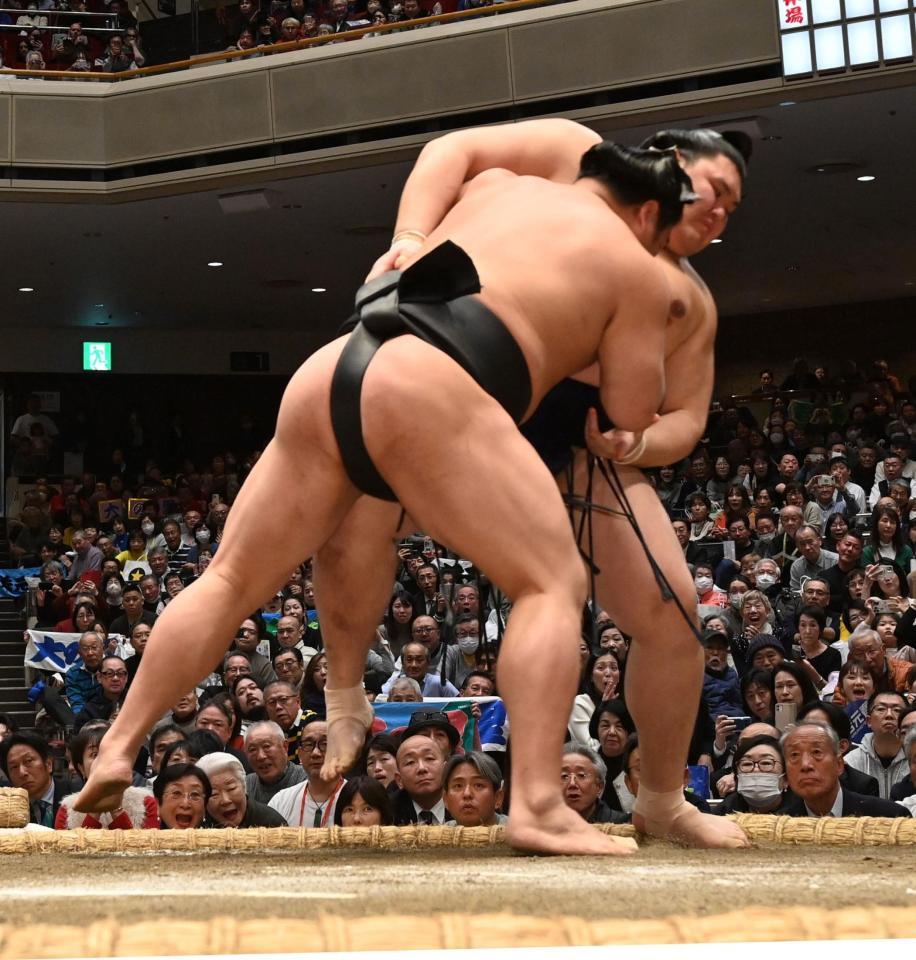 若元春（左）に寄り切られる大の里＝両国国技館（撮影・持木克友）