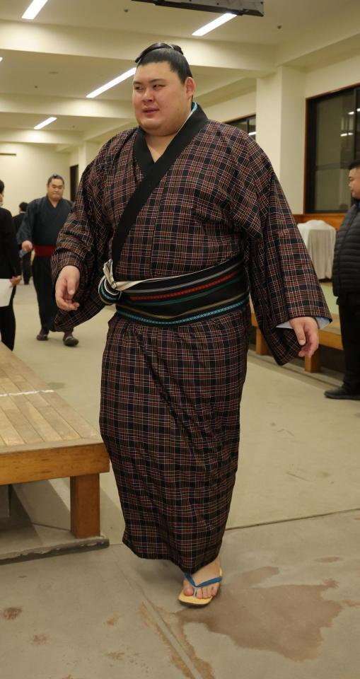 足取り重く引き上げる大の里