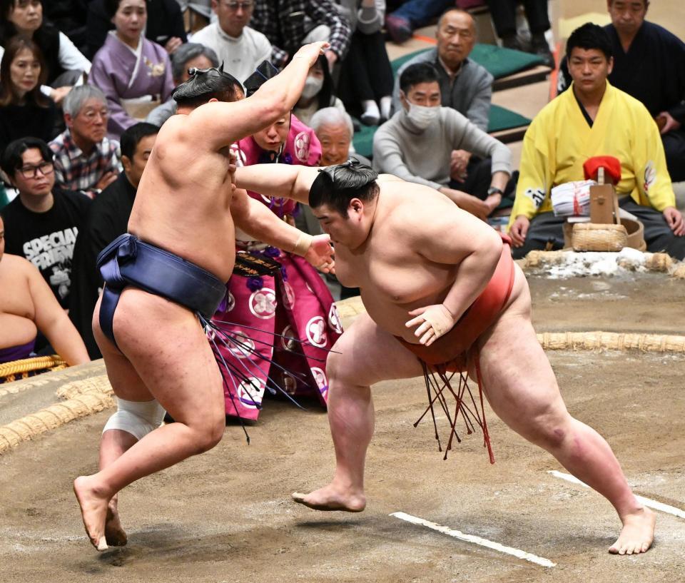 　熱海富士（右）が押し出しで豊昇龍を破る