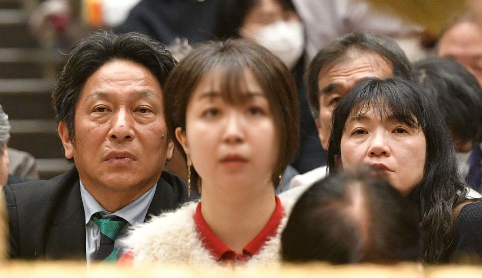 観戦する青学大・原監督夫妻（撮影・持木克友）