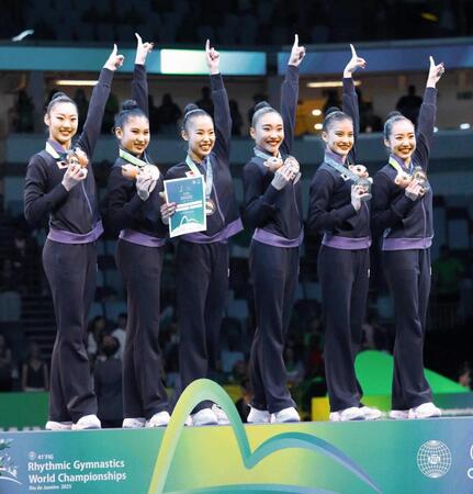 　新体操の世界選手権団体総合の表彰式で、金メダルを手にする日本代表の選手たち＝２５年８月（共同）