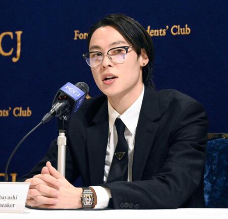 　日本外国特派員協会で会見する小林陵侑
