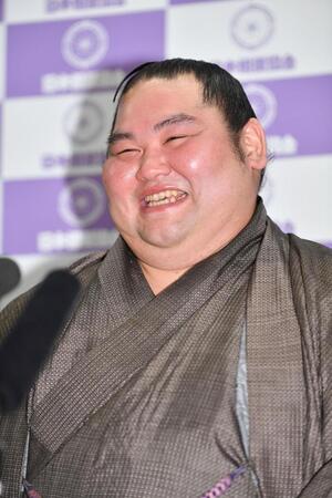 引退会見で笑顔を見せる大奄美（撮影・開出牧）