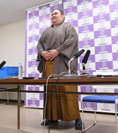 引退会見であいさつする大奄美（撮影・開出牧）